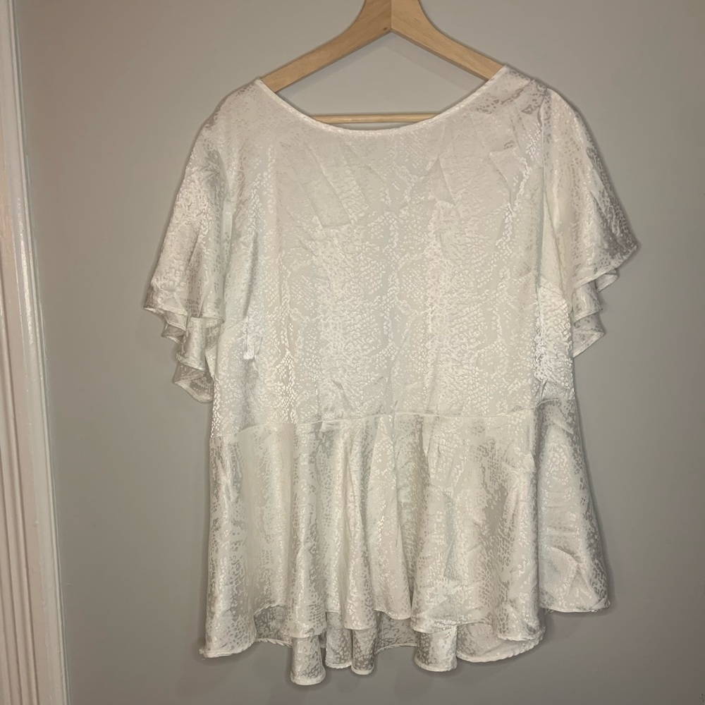 3/20$ Torrid size 3 white “snake skin” embossed blouse.
